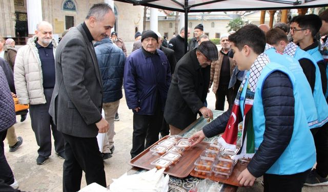 Amasya'da Gazze'deki ateşkes tatlı dağıtılarak kutlandı