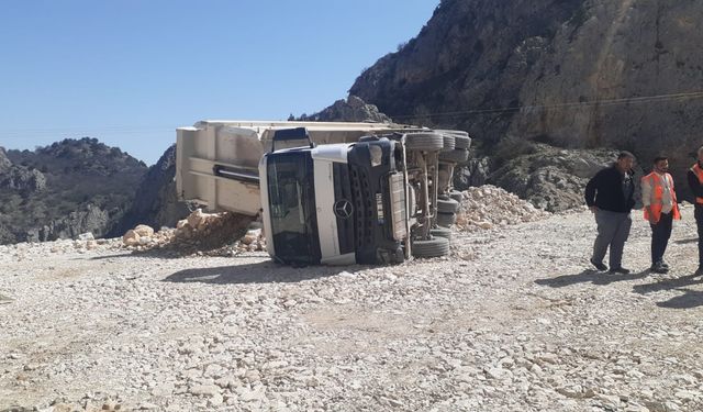 Çorum'da devrilen hafriyat kamyonunun sürücüsü kazayı yaralanmadan atlattı