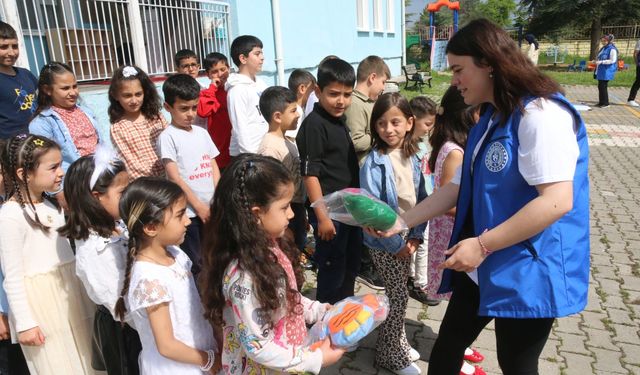 Tokat'ta Üniversite Öğrencilerinden Köy Okuluna Renkli Bir Sürpriz