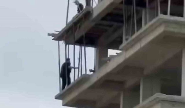 Boşanma aşamasındaki şahıs, çocuğuyla inşaata çıktı