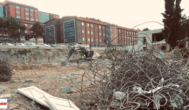 Tokat’ta Yılların Sorunu Çözülüyor: Yıkım Tamamlandı