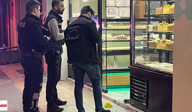 Husumetlisinden Kaçarak Kafeye Saklanan Genç, Silahlı Saldırıya Uğradı