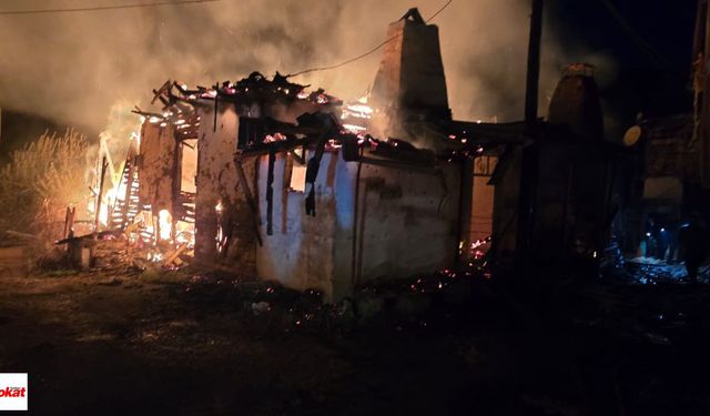 Reşadiye’de Beşdere Köyünde korkutan Yangın: 3 Ev alevlere teslim oldu