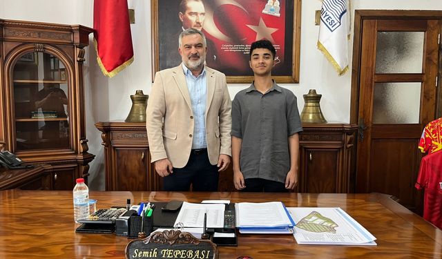 Tokat'ta LGS'de tam puan alan öğrenciyi tebrik etti