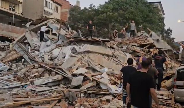 Balıkesir’de 6.2’lik deprem: Bir bina çöktü