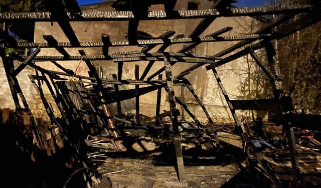 Sivas’ta garaj yangını: Alevler geceyi aydınlattı