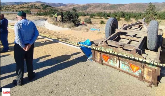 Buğday yüklü traktör devrildi, 2 kişi öldü
