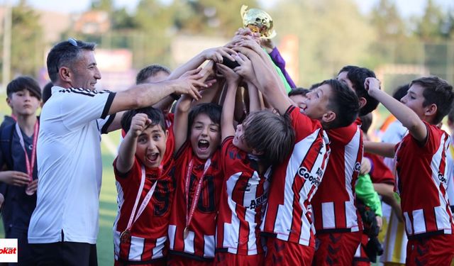 Niksar’ın Geleceği Sahada Parladı: Gol Yemeden Zirveye Ulaştılar