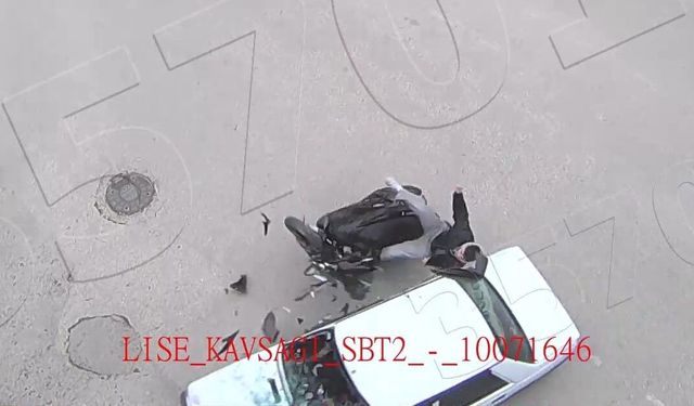 Motosiklet ile otomobilin çarpıştığı kaza kamerada