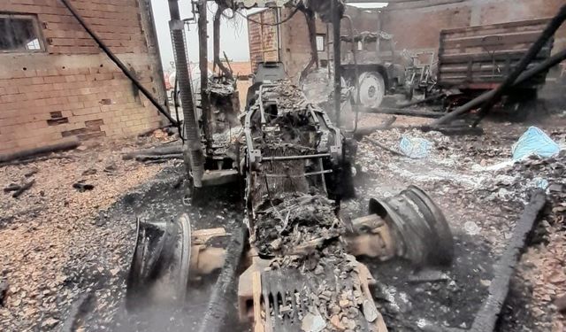 Depo cayır cayır yandı: 3 traktör, 1 otomobil ve tarım aletleri zarar gördü