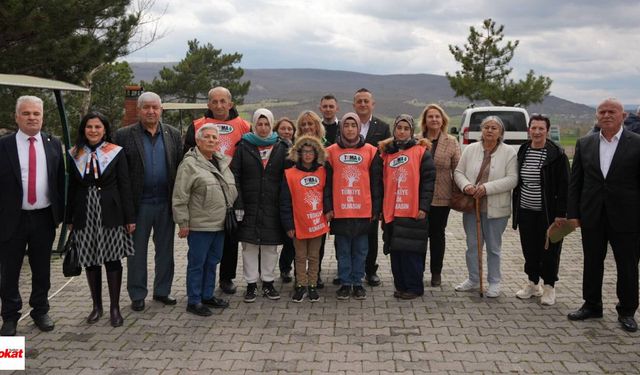 Atatürk Düşünce Derneği Turhal'daki Kıvırcık Ali Parkı'nda fidan dikti