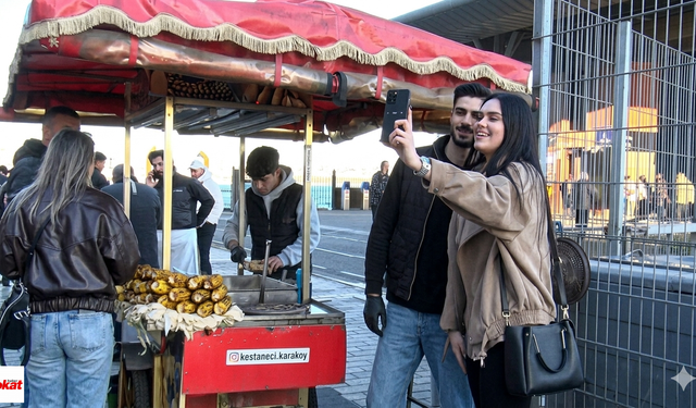 Yakışıklı Kestaneci İle Fotoğraf Çekmek İçin Sıraya Giriyorlar