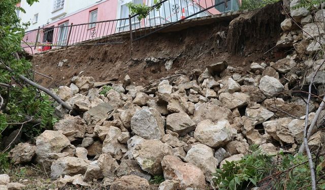 5 katlı binanın istinat duvarı çöktü