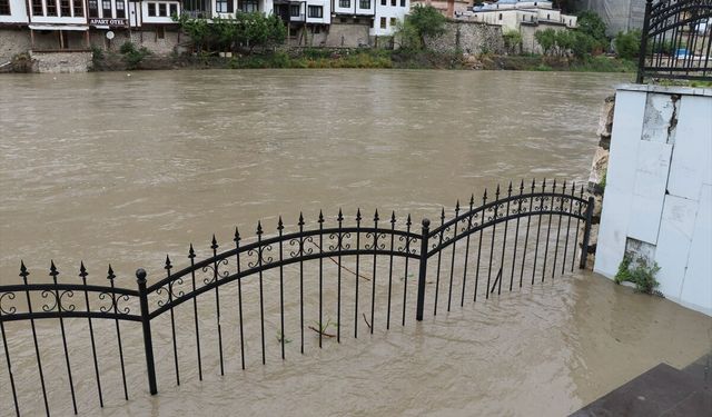 Sağanak Yeşilırmak'ın debisini yükseltti, komşu alarmda