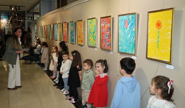 Tokat'ta minik öğrencilerden ebru sergisi