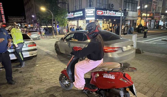 40 Bin TL’lik Cezadan Sonra Ehliyetini Aldı, Polislere Erik İkram Etti
