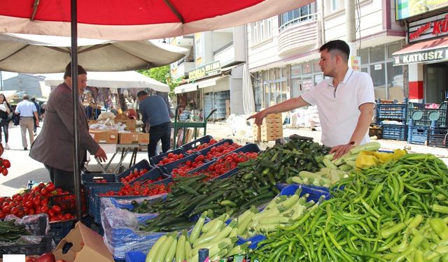 Erbaa’da Yaz Meyvelerine Yoğun İlgi: Özlenen Lezzetler Pazara İndi