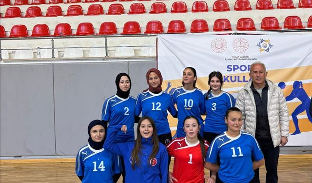 İMAM HATİP KIZ VOLEYBOL TAKIMI VOLEYBOLA İMZA ATTI