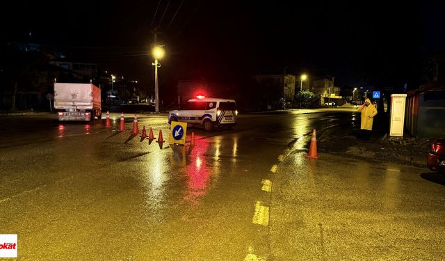 Turhal’da İş Makineleriyle Set Oluşturuldu, Bazı Yollar Trafiğe Kapatıldı