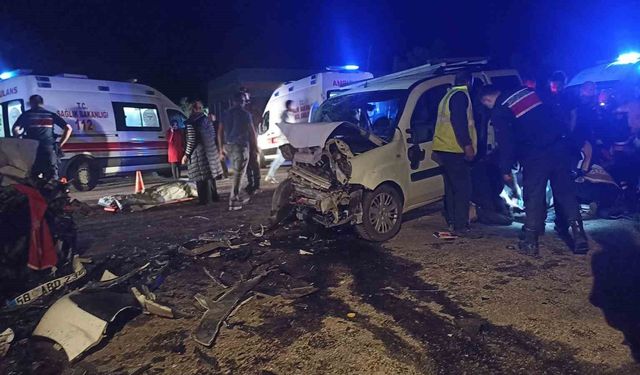 İki araç kafa kafaya çarpıştı: 1 ölü, 3'ü ağır 7 yaralı