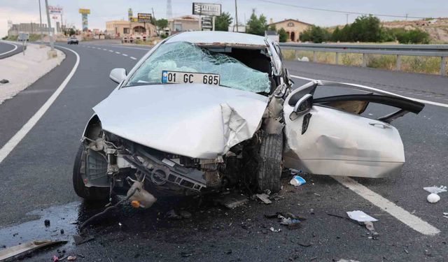 Otomobil direğe çarptı: 1 çocuk ölü, 3 yaralı