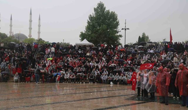 Yağmur dinlemediler, milli takım için meydana koştular