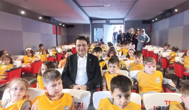 Çocukların Sinema Sevinci Festival Havasına Dönüştü: Vali Abdullah Köklü TRT Gezici Sinema Tırına Ziyaret Etti