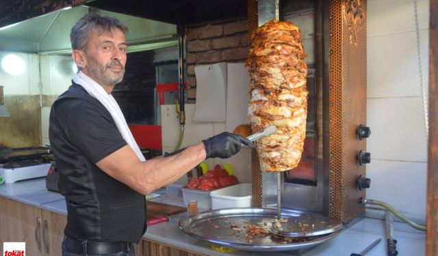Niksar’da Paket Servisi Olmayan Dükkan Yaz Sıcağına Rağmen Dolup Taşıyor