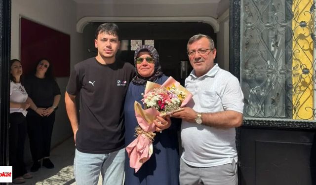 Kaya İsmet Özden Ortaokulu'nda Duygusal Veda: 3 Öğretmen Emekliye Ayrıldı