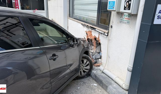 Niksar’da Kontrolden Çıkan Otomobil İş Yerine Çarptı