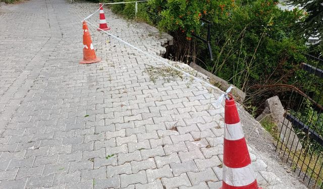 Niksar’da Yol Çöküyor Yetkililer Plastik Bariyerle Yetiniyor
