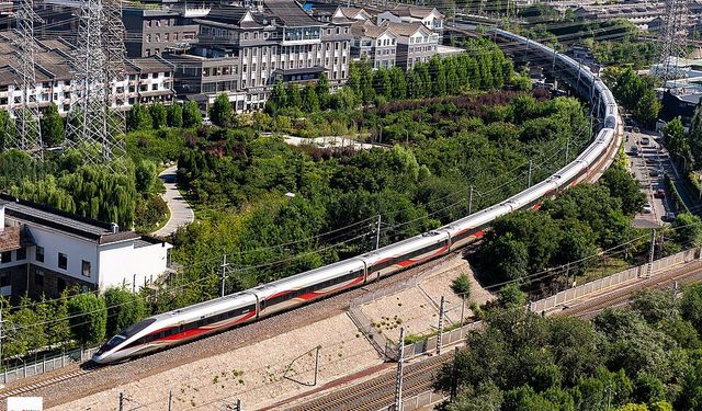 1500 İşçi Kullandılar 9 Saatte Demiryolu Hattı Diktiler Rekor Bir Çalışma Yapıldı