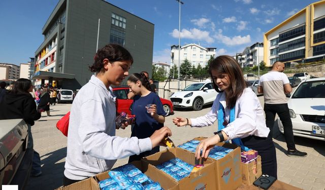 Tokat Belediyesi çocukları LGS sınavına giren velilere ikramda bulundu