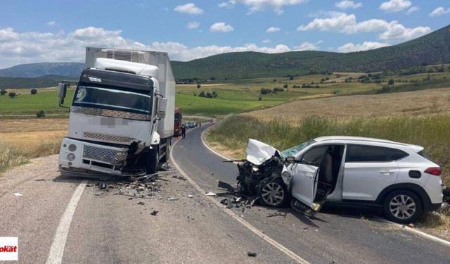 Tokat'ta Şerit İhlali Kazası: Kamyonla Çarpışan Otomobilde 4 Yaralı