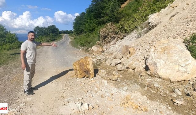 Tokat'ta Aşırı Yağışların Etkisi Köy Yolunu Kapattı! Kaya Parçaları Ulaşımı Durdurdu