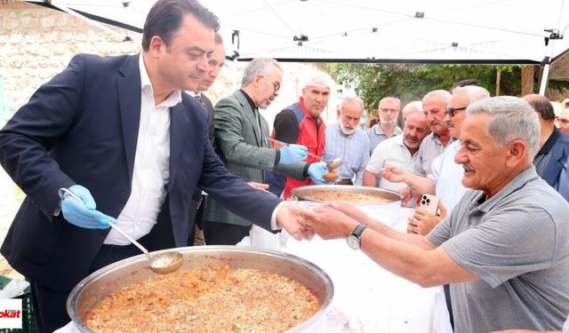 Tokat'ta Aşure Bereketi: Vali Köklü Vatandaşlara Kendi Elleriyle İkram Etti