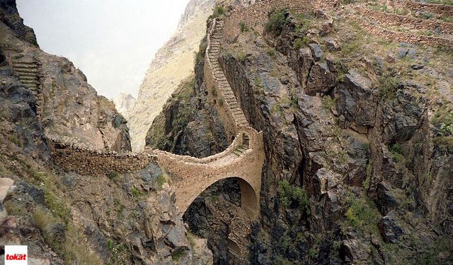 2600 Metre Rakıma Kurdular 91 Metrelik Devasa Uçurumun Üzerinde Yapıldı 400 Yıldır Ayakta Durdu Yıkılmadı
