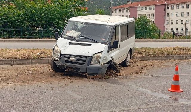 Aydınlatma direğine çarpan minibüsteki 4 kişi yaralandı