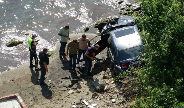 Görenleri Şoke Eden Kaza: Otomobil Evin Üzerinden Geçip Deniz Kıyısına Düştü