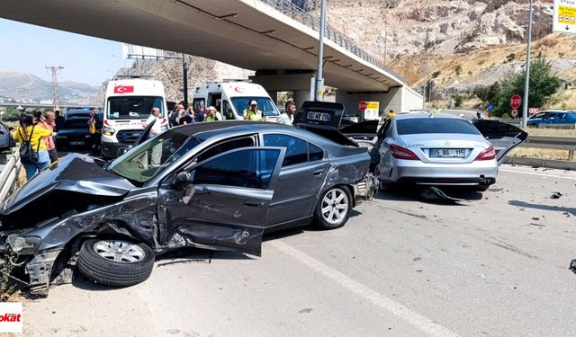 Saniye Saniye Kamerada! Amasya-Tokat Yolunda Korkutan Çarpışma: Yaralılar Var...