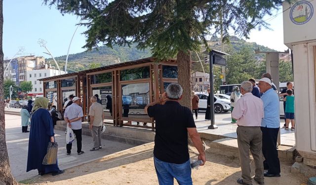 Tokat'ta Durakta Değil Durağın Gölgesinde Otobüs Beklendi