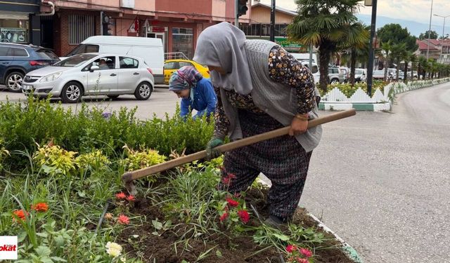 Kavşaklarda ezber bozan görüntü, kadın belediye çalışanları dikkat çekti