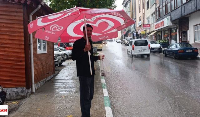 Niksar'da Sağanak Yağışın En Renkli Karesi! Plaj Şemsiyesiyle Dikkat Çekti