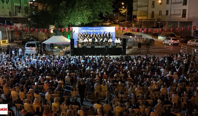 Niksar Türk Müziği Korosu İlk Konserinde Çilhane Meydanı'nı Doldurdu