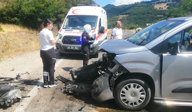 Niksar'da İki Araç Kafa Kafaya Çarpıştı, Çok Sayıda Yaralı Var
