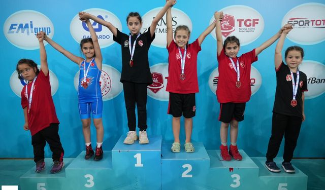 Ankara'da Tokat Rüzgarı: Minik Güreşçilerden 5 Madalyalık Büyük Başarı