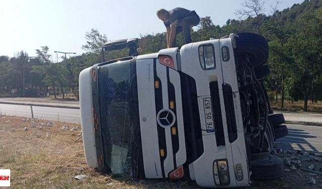 Taşova-Erbaa Kara Yolu Ulaşıma Kapandı! Elektronik Eşya Yüklü Tır Devrildi