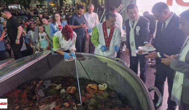 7 Saatte Pişti, Binlerce Kişiye Dağıtıldı! Erbaa'da 280 Bin Bakla Dolması Vatandaşlara İkram Edildi