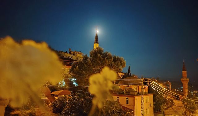 Ay ve Hilal Cami Minaresiyle Aynı Karede