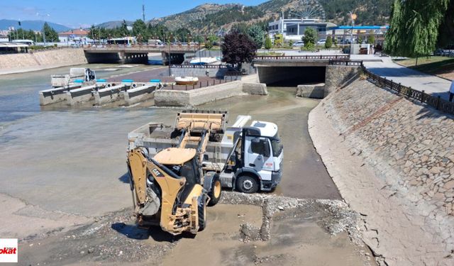 Yeşilırmak'ın suyu boşaltıldı: Tonlarca birikinti temizleniyor